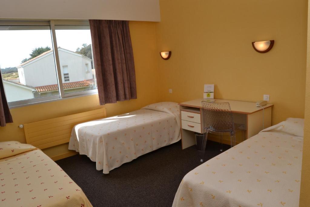 Logis Les Parcs Hotel Talmont-Saint-Hilaire Room photo