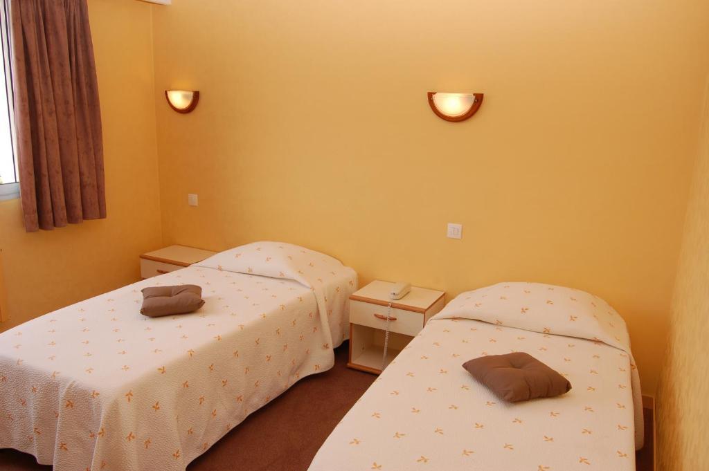 Logis Les Parcs Hotel Talmont-Saint-Hilaire Room photo